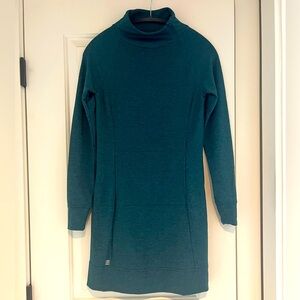 Long sleeved
Kangaroo pocket
Side zip collar
